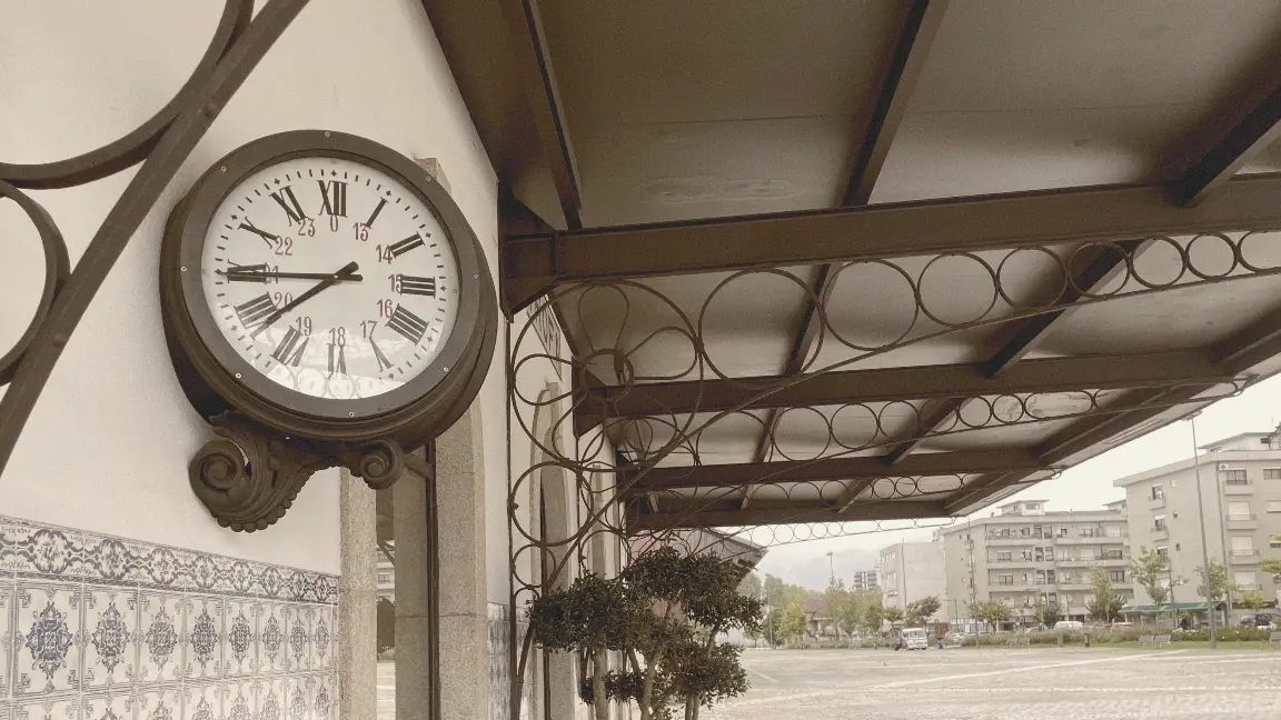 Relógio e alpendre na Alameda da Estação