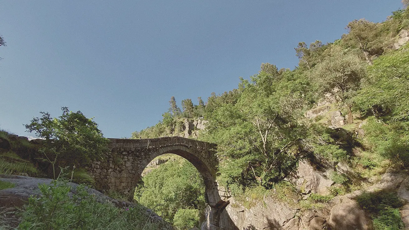 Ponte em pedra, na Serra da Cabreira